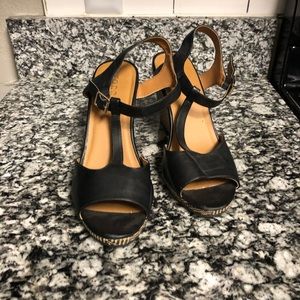 Black wedges